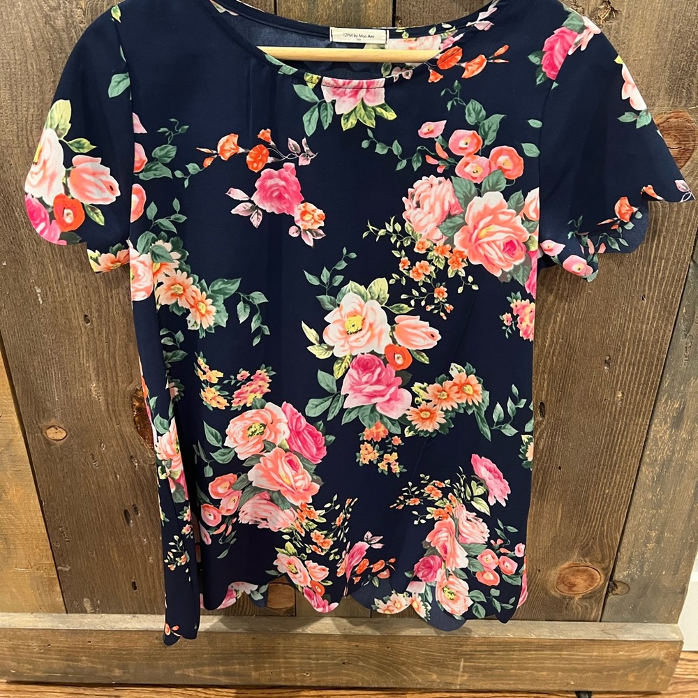 Floral scallop blouse Small